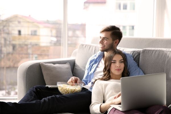 couple-laptop-tv